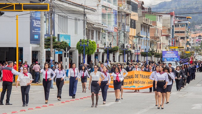 Imagen del personal de la DRTC en el desfile por el Aniversario 203 de la Región Áncash