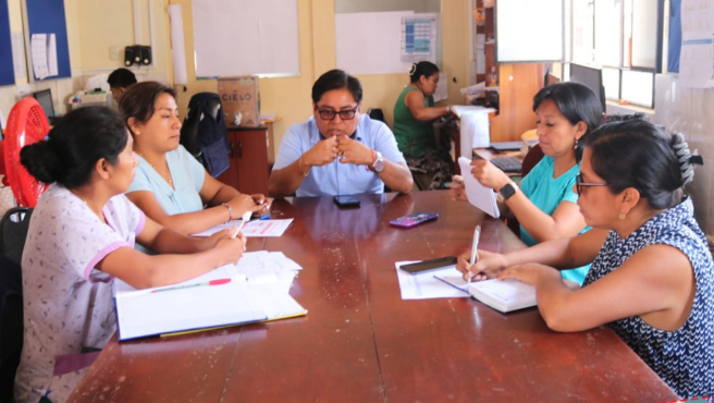 Equipo técnico de la RIS Chilca Mala sostiene mesa de trabajo.