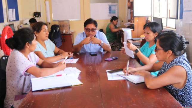 Equipo técnico de la RIS Chilca Mala sostiene mesa de trabajo.