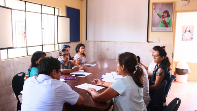 Equipo técnico de la RIS Chilca Mala sostiene mesa de trabajo.