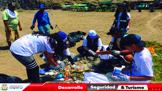 Con la finalidad de proteger la salud de la población, visitantes y mantener un ambiente agradable, la Municipalidad Caleta de Carquín, a través de la Subgerencia de Gestión Ambiental, en coordinación con la ONG "HAZLa por tu playa", se realizó una jornada de limpieza “Salva tu Playa La Costanera” 

Se inició con la concientización de toalla en toalla, para luego provistos de guantes, bolsas y gorras, el personal recogió residuos sólidos, sumándose algunos veraneantes a la mencionada acción ambiental. 

Caleta de Carquín, 04 de marzo de 2024.

Unidad de Relaciones Publica e Imagen Institucional.