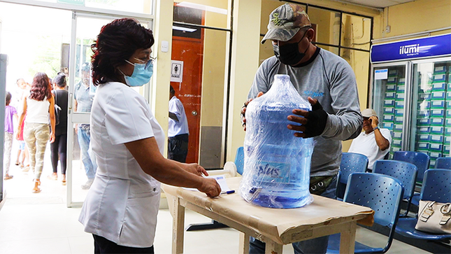 Rosario Fiestas Chunga, resalta la importancia de verificar los registros sanitarios de las bebidas y alimentos que consumimos a diario para salvaguardar nuestra salud.