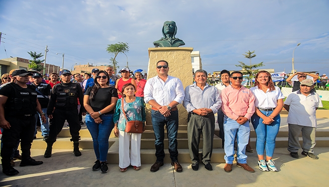 Alcalde Fernando Velasco junto a los regidores Rosario Neyra, Jesús Utani, Alejandra Montalvo y Nataly Quevedo 