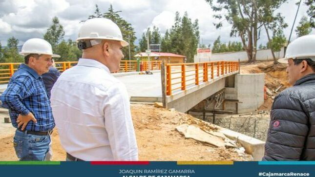 📌 El alcalde provincial de Cajamarca, Joaquin Ramírez Gamarra, supervisó la culminación de los trabajos del Puente Agocucho, una obra que mejorará significativamente la transitabilidad peatonal y vehicular en esta zona de la ciudad.
✅ Esta importante infraestructura fue gestionada por la actual administración municipal, y gracias a la coordinación con Provías, se ejecutó y completó a mediados de febrero, con una inversión que supera el millón de soles.