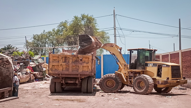 " Trabajos de Limpieza en el depósito Municipal con maquinaria pesada"