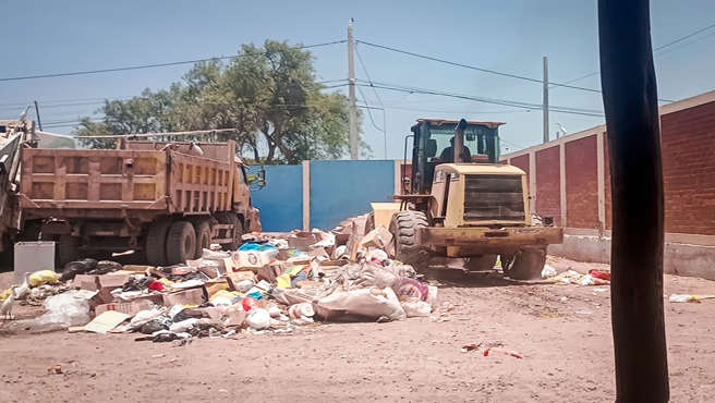 " Trabajos de Limpieza en el depósito Municipal con maquinaria pesada"