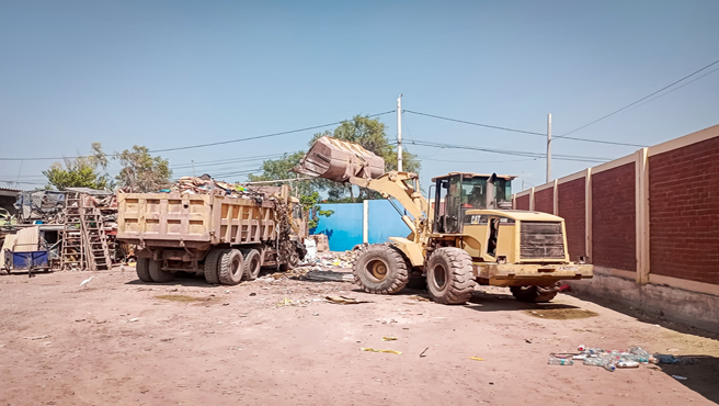 " Trabajos de Limpieza en el depósito Municipal con maquinaria pesada"