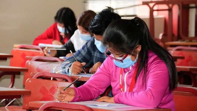 Estudiantes UNJBG rindiendo examen de admision 