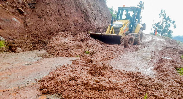 Gobernador regional dispone pool de maquinaria pesada para habilitar vías tras deslizamiento de tierra ocasionado por las intensas lluvias