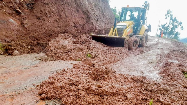Gobernador regional dispone pool de maquinaria pesada para habilitar vías tras deslizamiento de tierra ocasionado por las intensas lluvias
