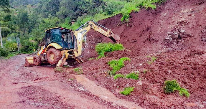 Gobernador regional dispone pool de maquinaria pesada para habilitar vías tras deslizamiento de tierra ocasionado por las intensas lluvias