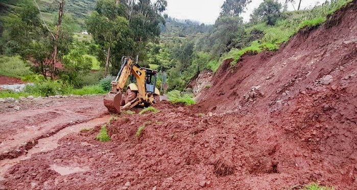 Gobernador regional dispone pool de maquinaria pesada para habilitar vías tras deslizamiento de tierra ocasionado por las intensas lluvias