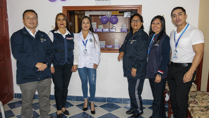 Imagen del acto de inauguración de la farmacia.