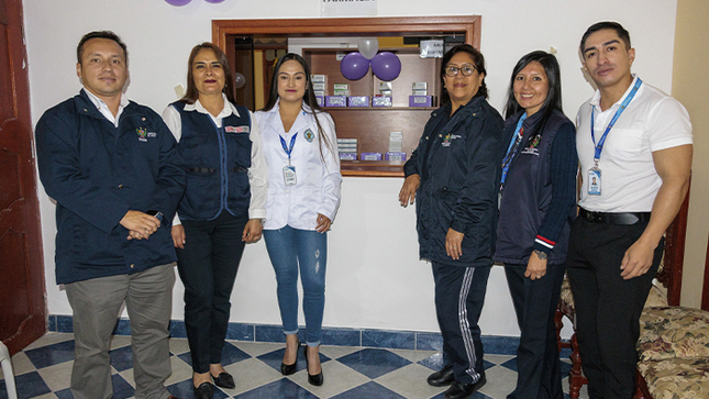 Imagen del acto de inauguración de la farmacia.