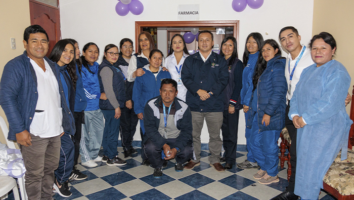 Imagen del acto de inauguración de la farmacia.