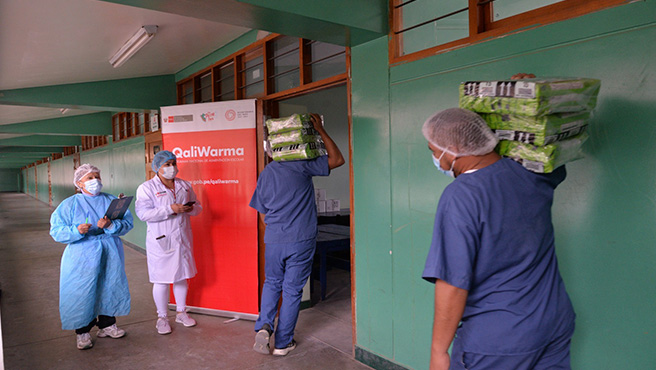 Antes del inicio del servicio alimentario escolar, los monitores de gestión local del Programa Nacional de Alimentación Escolar Qali Warma, del Ministerio de Desarrollo e Inclusión Social (Midis), supervisan 13 641 instituciones educativas priorizadas en el ámbito nacional, para verificar las condiciones de los almacenes y los ambientes donde se prepararán los alimentos, con miras a brindar un servicio de calidad a más de 4 millones de usuarios.
En el ámbito de las unidades territoriales Apurímac, Cajamarca 1, Cusco, Huánuco, Junín, Pasco, Piura, San Martín y Lima Provincias, la cobertura de verificación en las escuelas públicas va entre el 91 % y el 100 %. Mientras tanto, en Áncash 2, Amazonas, Arequipa, Ayacucho, Cajamarca 2 y Huancavelica, así como La Libertad, Lambayeque, Madre de Dios, Moquegua, Puno, Tacna y Ucayali el avance va entre 76 % y 90 %.
Además de dicha verificación, el equipo técnico de Qali Warma brinda orientación para la organización adecuada de los Comités de Alimentación Escolar (CAE), constituidos en las instituciones educativas públicas, donde se atenderá tanto con la modalidad productos y raciones. Asimismo, los capacita en aspectos como buenas prácticas de almacenamiento (BPA) y de manipulación de alimentos, entre otros.
En el marco de la cogestión, Qali Warma insta a autoridades locales y regionales a continuar articulando con el programa social, a fin de fortalecer el servicio alimentario escolar y tener las condiciones necesarias de salubridad e inocuidad para almacenar y resguardar los alimentos que se les entrega.
Por ejemplo, en Arequipa se articula con las 10 Unidades de Gestión Educativa Local (UGEL) con el objetivo de garantizar las condiciones de los ambientes para la recepción, almacenamiento, preparación y consumo de los alimentos desde el primer día de clases. Lo propio se hace en Piura, con la Dirección Regional de Educación y sus doce UGEL.
En el marco de la política institucional de Qali Warma, a nivel nacional se fortalecen actualmente las competencias de los coordinadores técnicos territoriales, especialistas educativos, alimentarios, monitores de gestión local, entre otros involucrados en el proceso de la prestación del servicio alimentario escolar.