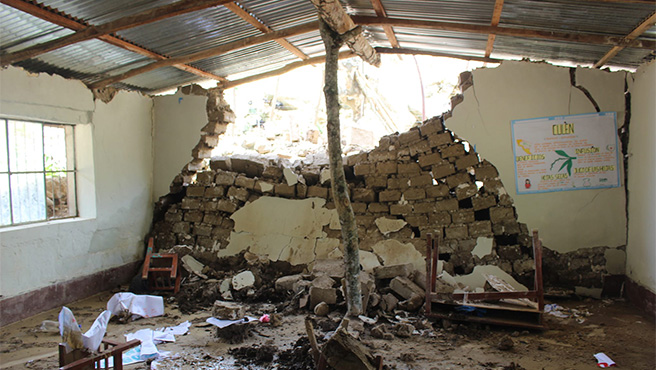 Con la finalidad de realizar una evaluación de los daños ocasionados por las fuertes lluvias, el director de la UGEL Huarmaca, Dr. Edi Mío Suyón conjuntamente con su equipo técnico se trasladó hasta la I.E. Ciro Alegría Bazán del caserío San Pedro de Landa donde constató el colapso de todas las aulas del nivel secundaria además del deterioro del mobiliario, textos educativos, entre otros.
Es así que la máxima autoridad educativa del distrito - conjuntamente con el responsable de Infraestructura y el coordinador de Prevaed - remarcó que dichos ambientes han sido declarados en emergencia y no podrán ser ocupados por los estudiantes.
En tal sentido, para este martes 27 de febrero se ha programado una nueva visita con los encargados de Pronied y así coordinar la atención inmediata con la finalidad de que los estudiantes de secundaria no se vean afectados en el próximo inicio del año escolar.