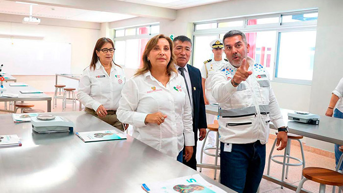 Director Ejecutivo de Escuelas Bicentenario Alvaro Estrada Briceño junto a presidenta Dina Boluarte en entrega de 2 Escuelas Bicentenario