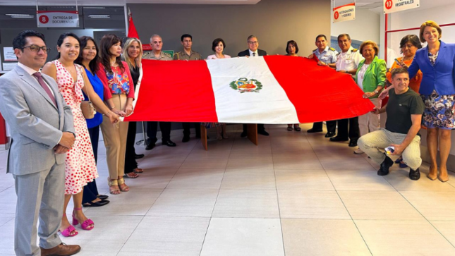 Connacional dona bandera nacional a la Asociación de Damas Peruanas en Chile