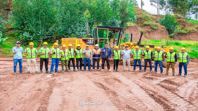 Municipalidad de Megantoni, en convenio con SENCICO, capacita a jóvenes en operación de maquinaria pesada.