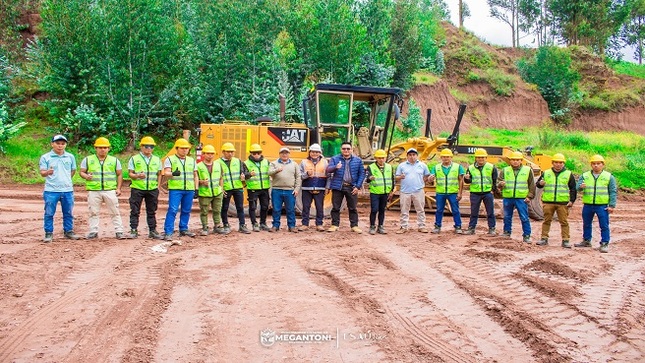 Municipalidad de Megantoni, en convenio con SENCICO, capacita a jóvenes en operación de maquinaria pesada.