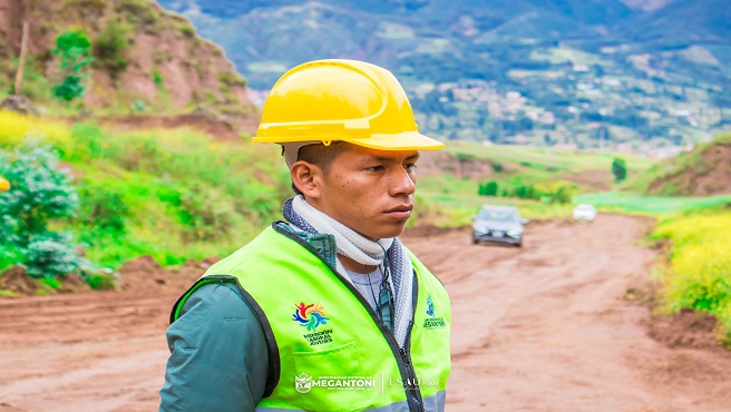 Municipalidad de Megantoni, en convenio con SENCICO, capacita a jóvenes en operación de maquinaria pesada.