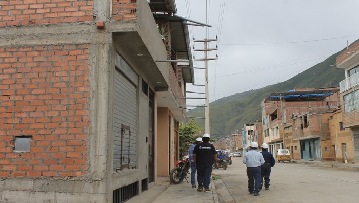 Electrocentro advierte de peligro inminente de viviendas construidas bajo las líneas de media tensión