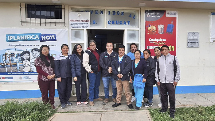 Imagen de los miembros de la red integral de salud Sánchez Carrión realizando coordinaciones con el puesto de salud d Chugay