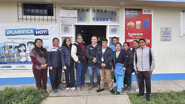 Imagen de los miembros de la red integral de salud Sánchez Carrión realizando coordinaciones con el puesto de salud d Chugay