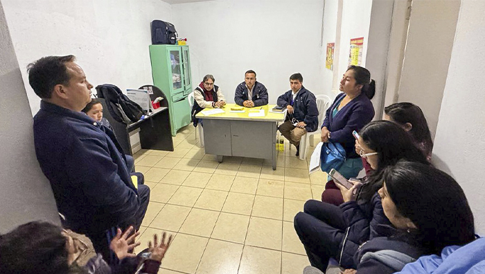 Imagen de los miembros de la red integral de salud Sánchez Carrión realizando coordinaciones con el puesto de salud d Chugay