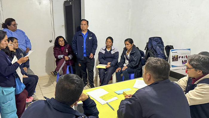 Imagen de los miembros de la red integral de salud Sánchez Carrión realizando coordinaciones con el puesto de salud d Chugay
