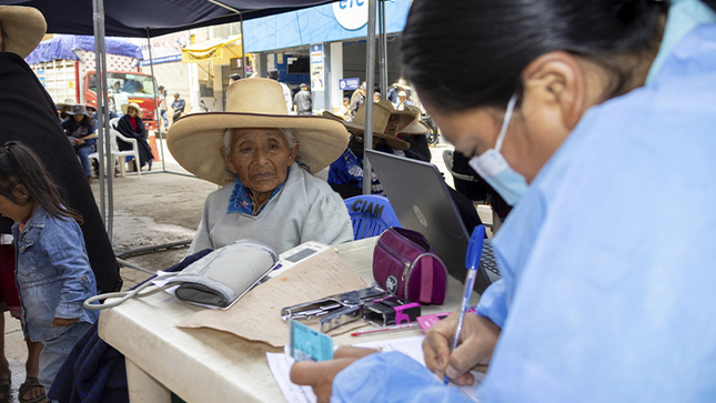 Imagen de la atención del personal de salud a las personas mayores
