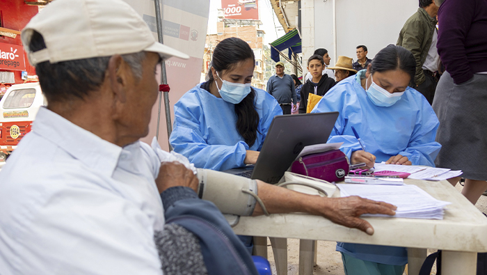 Imagen de la atención del personal de salud a las personas mayores