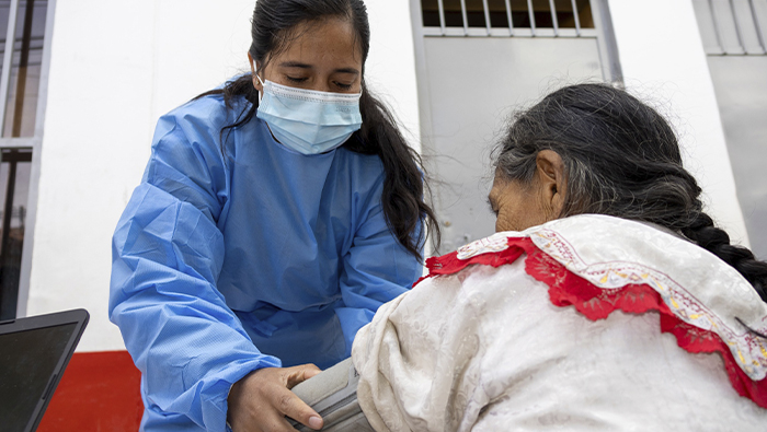 Imagen de la atención del personal de salud a las personas mayores