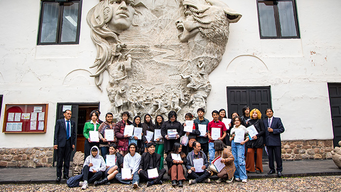 Foto grupal de ingresantes a la Escuela Superior Autónoma de Bellas Artes del Cusco vía Ciclo Básico Artístico