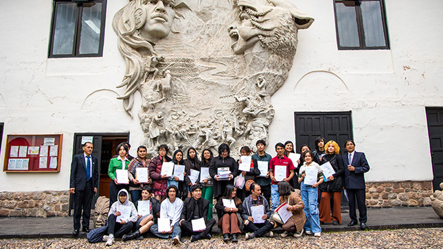 Foto grupal de ingresantes a la Escuela Superior Autónoma de Bellas Artes del Cusco vía Ciclo Básico Artístico  