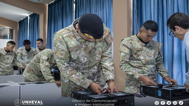 Fotografía de miembros del Batallón de Fuerzas Especiales en clases.