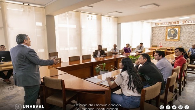 El Dr. Guillermo Bocangel Weydert, rector de la UNHEVAL, exponiendo a miembros directivos el logro del Sistema de Gestión Interna.