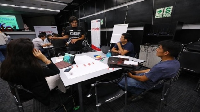 Jóvenes reunidos en una hackaton