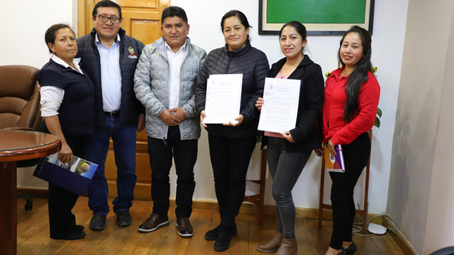 Alcalde provincial entregó reconocimiento a docentes por su aporte cultural a la provincia