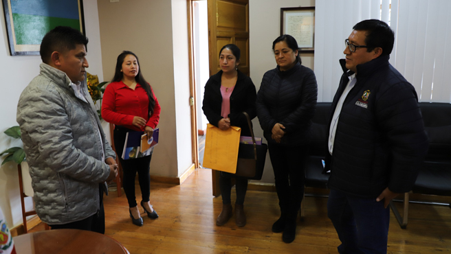 Alcalde provincial entregó reconocimiento a docentes por su aporte cultural a la provincia
