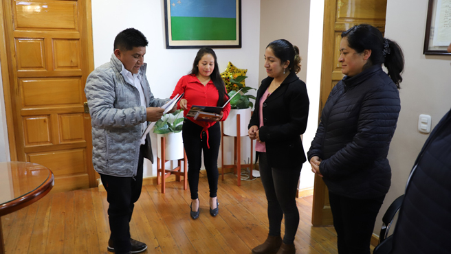 Alcalde provincial entregó reconocimiento a docentes por su aporte cultural a la provincia