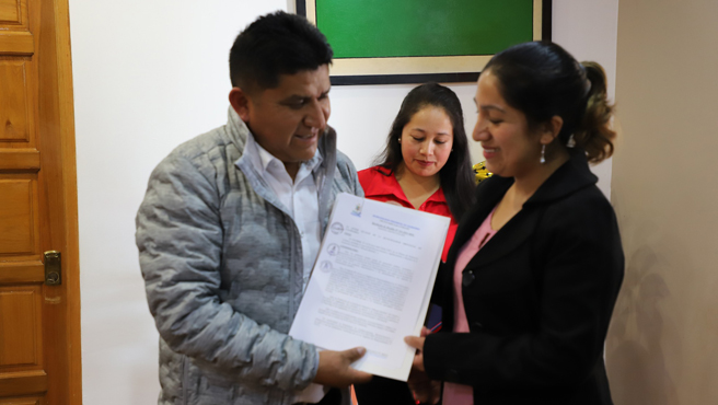 Alcalde provincial entregó reconocimiento a docentes por su aporte cultural a la provincia