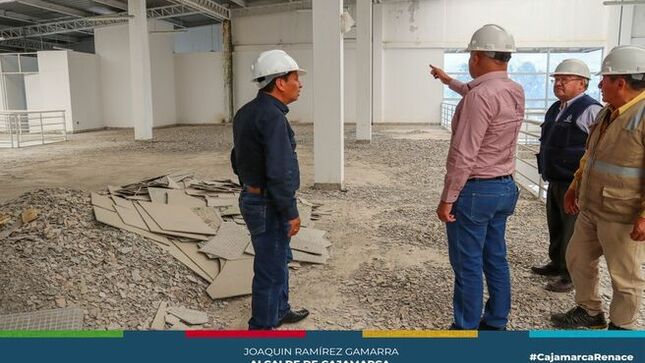 📌El alcalde de Cajamarca, Joaquin Ramírez Gamarra, visitó e inspeccionó el avance de los trabajos que se realizan en el mercado zonal sur, 𝒍𝒖𝒆𝒈𝒐 𝒅𝒆 𝒉𝒂𝒃𝒆𝒓𝒔𝒆 𝒂𝒑𝒓𝒐𝒃𝒂𝒅𝒐 𝒆𝒍 𝒔𝒂𝒍𝒅𝒐 𝒅𝒆 𝒐𝒃𝒓𝒂 𝒑𝒂𝒓𝒂 𝒔𝒖 𝒑𝒖𝒆𝒔𝒕𝒂 𝒆𝒏 𝒇𝒖𝒏𝒄𝒊𝒐𝒏𝒂𝒎𝒊𝒆𝒏𝒕𝒐.
💪Estos espacios vienen siendo implementados y reacondicionados por la actual gestión municipal que tiene como objetivo poner en funcionamiento este establecimiento en los próximos 90 días y así brindar más de 450 puestos de trabajo.
🤝𝑪𝒂𝒃𝒆 𝒑𝒓𝒆𝒄𝒊𝒔𝒂𝒓 𝒒𝒖𝒆 𝒆𝒔𝒕𝒂 𝒐𝒃𝒓𝒂 𝒆𝒔𝒕𝒖𝒗𝒐 𝒂𝒃𝒂𝒏𝒅𝒐𝒏𝒂𝒅𝒂 𝒑𝒐𝒓 𝒎𝒂́𝒔 𝒅𝒆 8 𝒂𝒏̃𝒐𝒔 𝒚 𝒂𝒄𝒕𝒖𝒂𝒍𝒎𝒆𝒏𝒕𝒆 𝒔𝒆 𝒓𝒆𝒂𝒍𝒊𝒛𝒂𝒏 𝒕𝒓𝒂𝒃𝒂𝒋𝒐𝒔 𝒑𝒂𝒓𝒂 𝒄𝒐𝒓𝒓𝒆𝒈𝒊𝒓 𝒍𝒂𝒔 𝒇𝒂𝒍𝒍𝒂𝒔 𝒆𝒔𝒕𝒓𝒖𝒄𝒕𝒖𝒓𝒂𝒍𝒆𝒔 𝒒𝒖𝒆 𝒊𝒎𝒑𝒆𝒅𝒊́𝒂𝒏 𝒔𝒖 𝒄𝒖𝒍𝒎𝒊𝒏𝒂𝒄𝒊𝒐́𝒏 𝒚 𝒇𝒖𝒏𝒄𝒊𝒐𝒏𝒂𝒎𝒊𝒆𝒏𝒕𝒐. 
🗣“Nosotros no vamos a permitir que el dinero de todos los cajamarquinos vaya al tacho con una obra que fue mal ejecutada. Por eso estamos enfocados en corregir todas las fallas del mercado zonal sur y ponerlo al servicio de la población lo más pronto posible” sostuvo el alcalde provincial.