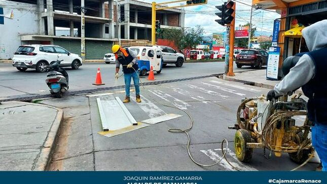 Con el propósito de brindar una vía, se realizó el pintado de los cruceros peatonales entre las intersecciones del jirón Mutuy y Vía de Evitamiento Norte, logrando así brindar mayores condiciones de seguridad a los vecinos de este sector de nuestra ciudad.