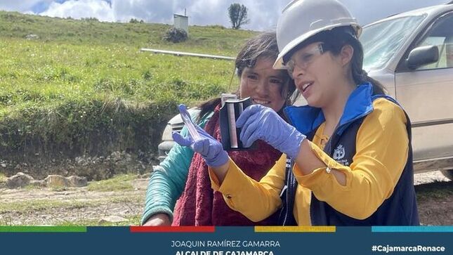 📌La gerencia de Desarrollo Ambiental a través de la subgerencia de Saneamiento Básico - Área Técnica Municipal, visitaron más de 10 centros poblados de la zona rural del distrito de Cajamarca a fin de monitorear la cantidad del cloro residual que llega a los hogares y garantizar la dotación de agua de calidad para esas familias. 
💧Las JASS Lluscapampa, Cochapampa y Chilimcaga, fueron las primeras en recibir la visita del equipo técnico quienes monitorearon el control de cloro residual que va a cada una de las viviendas de los usuarios.
🗣La prueba que se utilizó es el indicador de DPD (dietil-para-fenil-diamina) mediante un kit de comparación, obteniéndose valores entre 0.5 y 1.2 mg/L para dichas JASS, la intensidad del color se compara con una tabla de colores estándar que determinar la concentración de cloro en el agua. Entre más intenso el color, mayor es la concentración de cloro en el agua.
✅Las pruebas obtenidas cumplieron con los estándares de calidad ambiental para consumo humano.