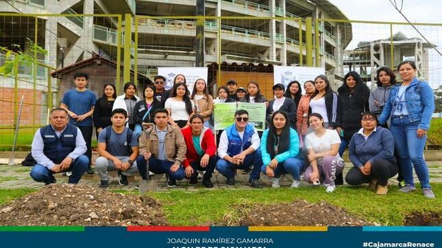
📌Con la participación de los alumnos de la Facultad de Sociología y la Red Juvenil Ambiental, esta mañana se realizó la plantación de 70  arboles de Huaranguay, Mutuy y Lanche, en la Av. Wiracocha del Complejo Qhapaq Ñan de Cajamarca, con el propósito de reforestar el contorno de este importante lugar.
🌲En la jornada de forestación, estuvieron presentes el gerente de Desarrollo Ambiental, Ing. Pedro Injante Silva y la Lic. Patricia Correa Briones,  subgerente de Gestión Ambiental, quienes explicaron a los jóvenes la importancia de sembrar un árbol y estar comprometidos con el medio ambiente.
🪴La primera "Gran Cruzada Verde" refleja el compromiso con la preservación y restauración de nuestros recursos naturales, de  esta manera se busca generar la conciencia ambiental y fomentar la participación de la comunidad en la protección de nuestro entorno.
