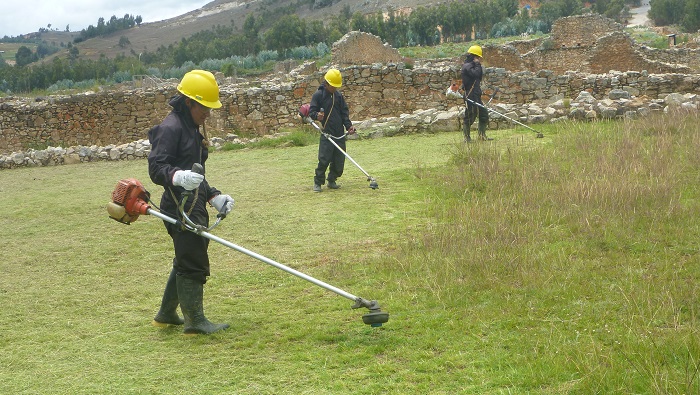 Personal de la UE realizando labores de mantenimiento en Wiraqochapampa