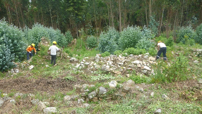 Personal de la UE realizando labores de mantenimiento en Wiraqochapampa