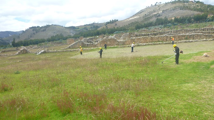 Personal de la UE realizando labores de mantenimiento en Wiraqochapampa